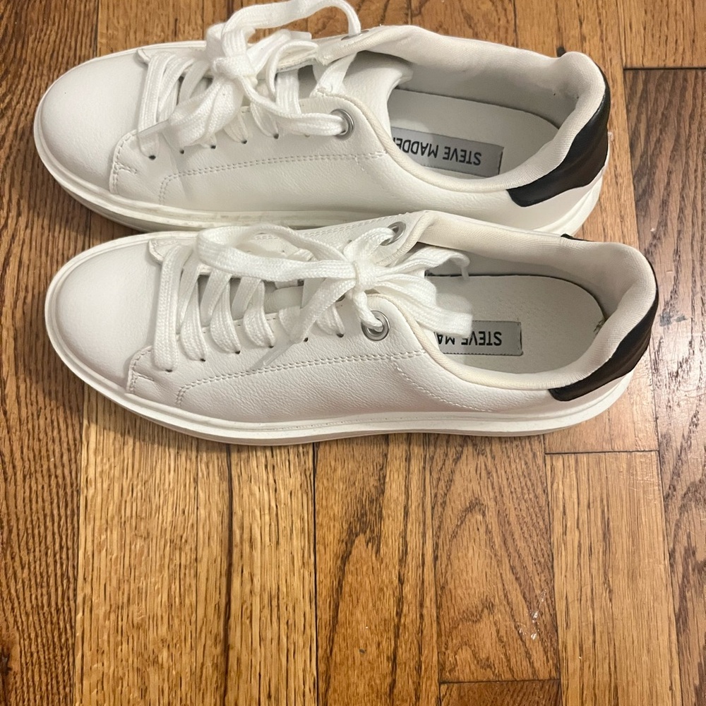 Steve Madden Classic White Lace-Up Sneakers. Great Condition. Worn 2 times.